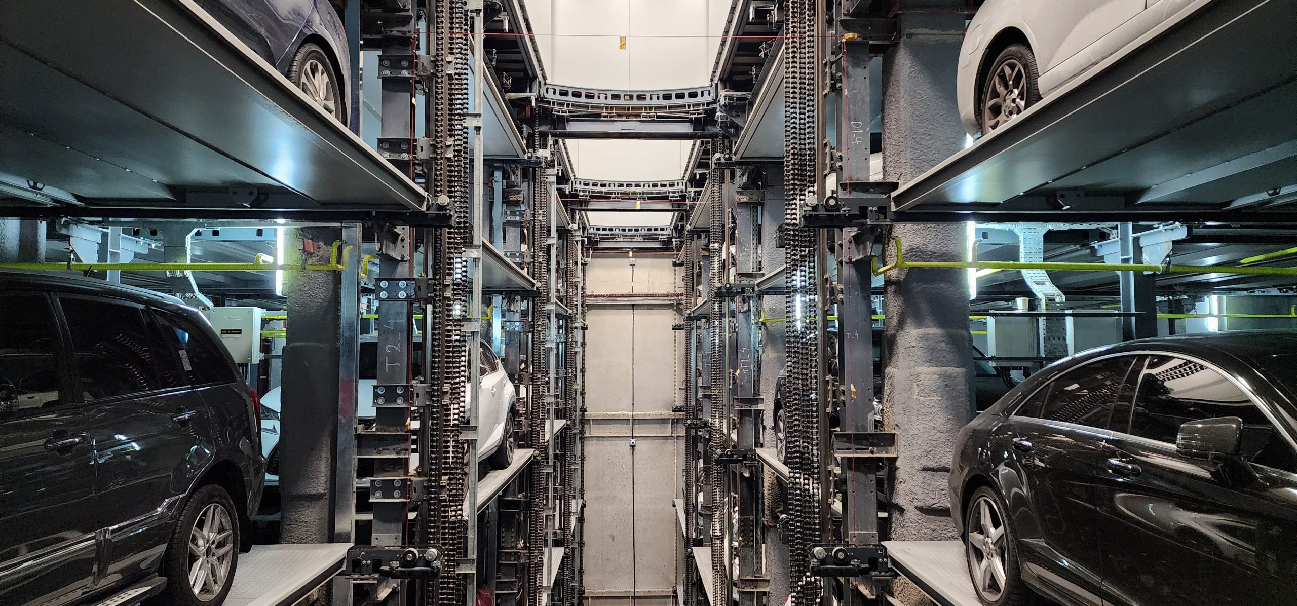 ارومیه؛ امضای تفاهم‌نامه احداث پارکینگ رباتیک و گسترش شبکه فیبرنوری